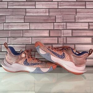 Nike women shoes size 6. Great condition. Please see pictures.